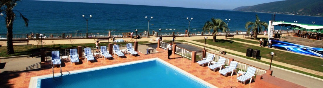 Отель « Alex Beach ****» расположен в центре города Гагра на берегу моря Пансионаты и санатории Абхазии.