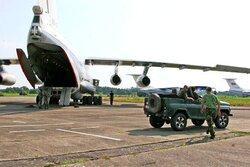 Самолет с российскими военнослужащими и техникой разгружается в Абхазии